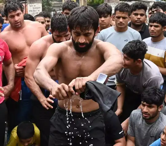 विनेश, साक्षी और बजरंग का परिवार खर्च चला रहा