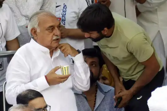 ​क्या राजनैतिक दल कर रहे मदद?​