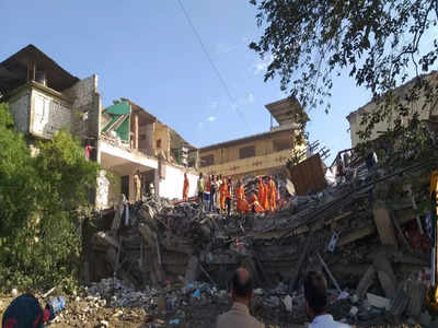 भिवंडीत तीन मजली इमारत कोसळली, दोघांचा मृत्यू, ८ जणांना ढिगाऱ्यातून सुखरुप बाहेर काढलं