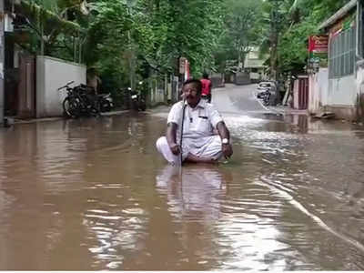 ഉദ്ഘാടനം കഴിഞ്ഞ റോഡിൽ വെള്ളക്കെട്ട്; ചെളിവെള്ളത്തില്‍ ഇരുന്ന് മണ്ഡലം പ്രസിഡന്റിന്റെ ഒറ്റയാള്‍ പ്രതിഷേധം