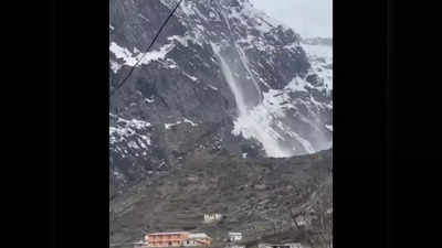 Badrinath Dham: बद्रीनाथ में टूटता दिखा ग्लेशियर, भरभराकर नीचे गिरा बर्फ का मलवा, देखें वायरल वीडियो