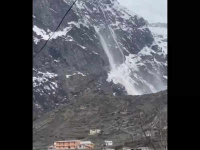 Badrinath Dham: बद्रीनाथ में टूटता दिखा ग्लेशियर, भरभराकर नीचे गिरा बर्फ का मलवा, देखें वायरल वीडियो