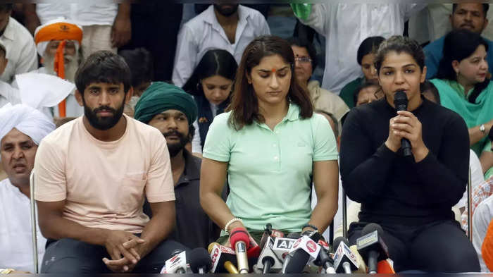 Wrestlers Protest Live:  पत्नी प्रियंका के बाद रॉबर्ट वाड्रा भी पहलवानों के सपोर्ट में जंतर-मंतर पहुंचे
