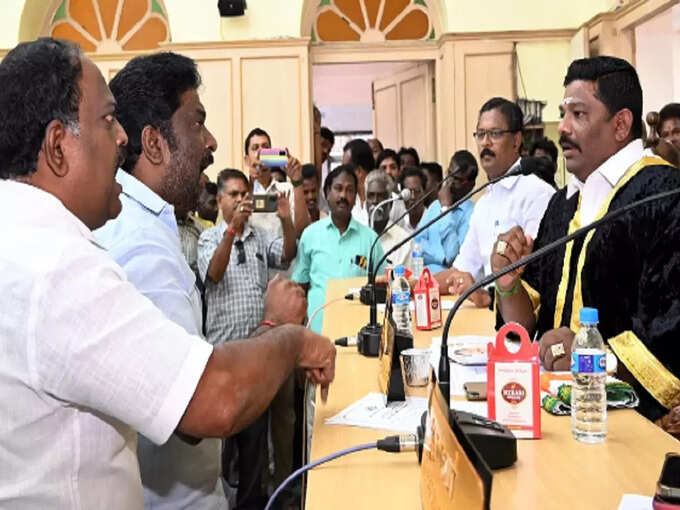 DMK COUNSILOR AGAINST MAYOR