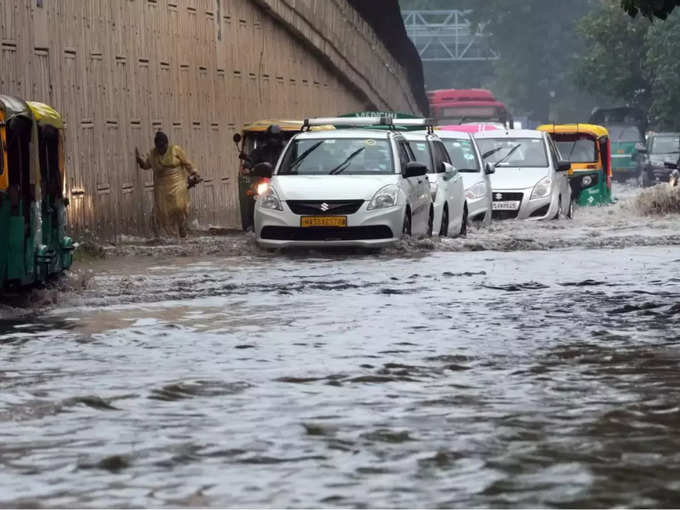 बारिश के चलते राजधानी के कई इलाकों में जाम