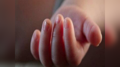 नवजात बाळाच्या पाठीवर तिसरा हात अन् तीन बोटं; पाहताच आई किंचाळली, डॉक्टरही हादरले