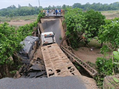 Andhra Pradesh Bridge Collapse: गुजर रही थी गाड़ी और भराभराकर गिरा 100 साल पुराना पुल, आंध्र प्रदेश में हादसा