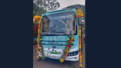 E Shivneri Bus : ई-शिवनेरीला पहिल्याच फेरीत प्रवाशांचा उदंड प्रतिसाद, पण महिलांसाठी महागडा प्रवास!