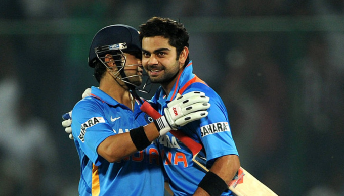 જ્યારે Virat Kohliને Gautam Gambhir તરફથી મળી હતી અમૂલ્ય ભેટ, એકબીજાને ભાઈ માનતા હતા બંને ખેલાડી - rcb vs lsg when virat kohli and gautam gambhir had a good bonding 3 ગંભીરે કોહલીને સોંપી હતી ટ્રોફી