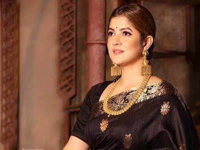 Srabanti Chatterjee: কালো বেনারসিতে লাস্যময়ী শ্রাবন্তী চট্টোপাধ্যায়, ছবি দেখে রাতের ঘুম উড়ল ফ্যানেদের