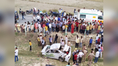 Purvanchal Expressway पर बड़ा हादसा, खाई में पलटी कार, दंपति की मौत, दो बच्चे घायल