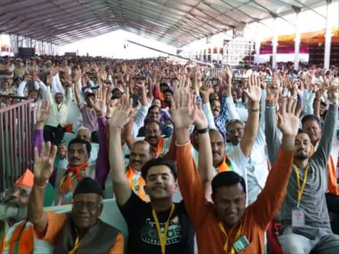 मोदी के समर्थन में उठे हजारों हाथ 