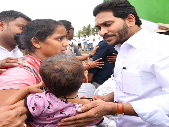 చిన్నారికి సాయం చేస్తానని సీఎం జగన్ హామీ