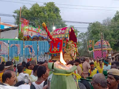 மதுரை சித்திரை திருவிழா: தங்கப் பல்லக்கில் புறப்பட்டார் கள்ளழகர்!