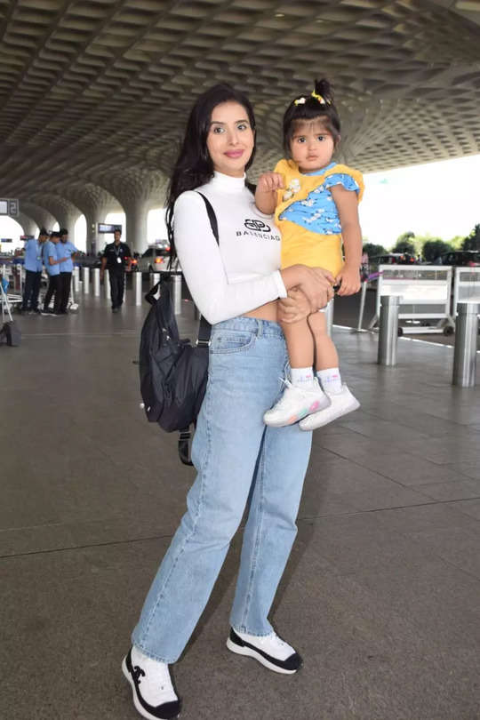 Charu Asopa Daughter Ziana Photos: चारू असोपा ने एयरपोर्ट पर बेटी जियाना के  साथ दिए पोज, सुंदर कपड़ों में लाडली की क्यूटनेस चुरा ले गई दिल