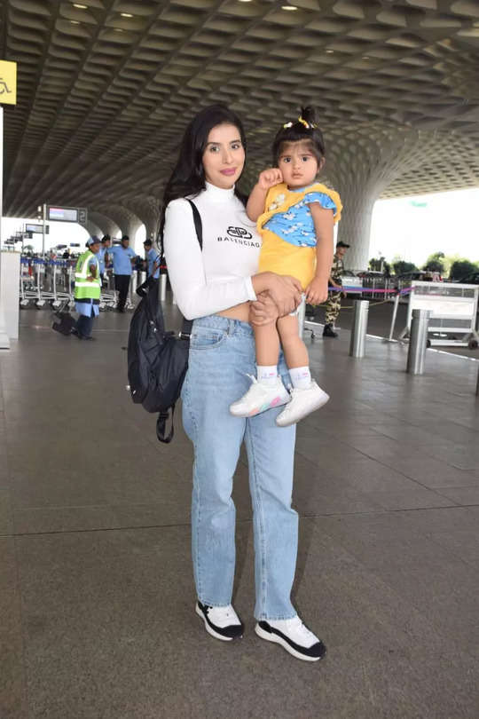 charu asopa daughter ziana, चारू असोपा ने एयरपोर्ट पर बेटी जियाना के साथ  दिए पोज, सुंदर कपड़ों में लाडली की क्यूटनेस चुरा ले गई दिल - lifestyle  charu asopa daughter ziana ...