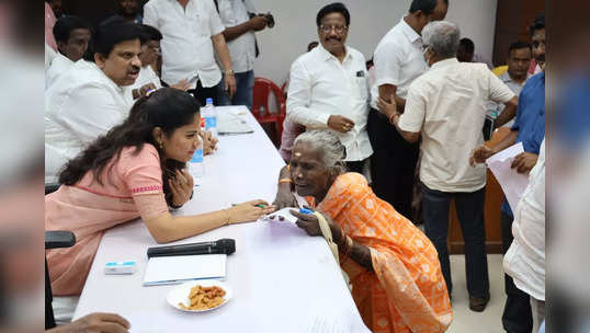 Priya Rajan:மக்களை தேடி மேயர் திட்டம்... மக்களிடம் மனுக்களை பெற்ற பிரியா ராஜன்.. போட்டோஸ்! 