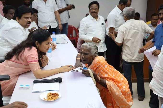 இந்த சிறப்பு முகாமில், மேயர் பிரியா ராஜன் அமைச்சர் சேகர்பாபு, சட்டமன்ற உறுப்பினர் ஐ ட்ரீம்ஸ் மூர்த்தி உள்ளிட்ட பலர் பங்கேற்றனர். 