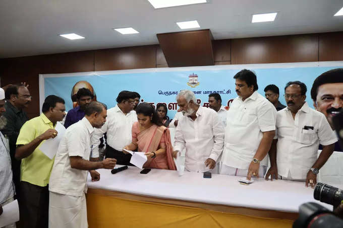 புகார் தெரிவிக்க வரும் பொது மக்கள், தங்களது பெயரை பதிவு செய்து ரசீது பெற்று கொண்ட பின்னர் மேயரை சந்திக்க ஏற்பாடு செய்யப்பட்டது.