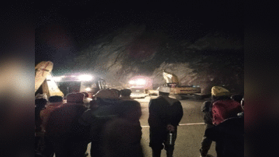 Badrinath Landslide: बद्रीनाथ हाईवे पर भरभराकर गिरी चट्टान, रोके गए 10 हजार तीर्थयात्री, सामने आया भयानक वीडियो