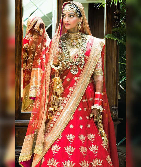 Lifestyle Movie Actress Sonam Kapoor Shaadi Ka Lehenga Or Wedding Dress Cost And Other Interesting Facts Navbharat Times Photogallery actress sonam kapoor shaadi ka lehenga