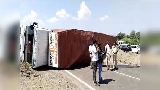 Container Overturn : कारला वाचवताना जोरात ब्रेक, नव्याकोऱ्या गाड्या नेणारा कंटेनर पलटी, पुणे-नाशिक हायवेवर अपघात