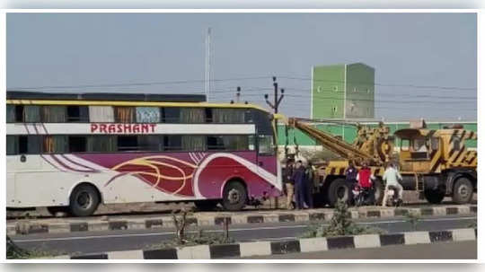 मालवाहू ट्रकला बसची पाठीमागून धडक, पुणे सोलापूर रोडवर भीषण अपघात, दोघांचा जागीच मृत्यू