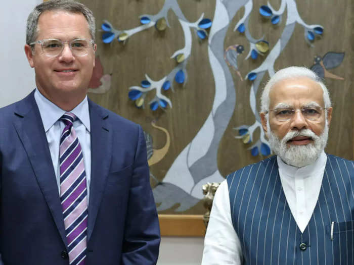 Walmart CEO Meets PM Modi: பிரதமர் மோடியை சந்தித்த வால்மார்ட் சிஇஓ... இருவரும் என்ன பேசி கொண்டார்கள் தெரியுமா?