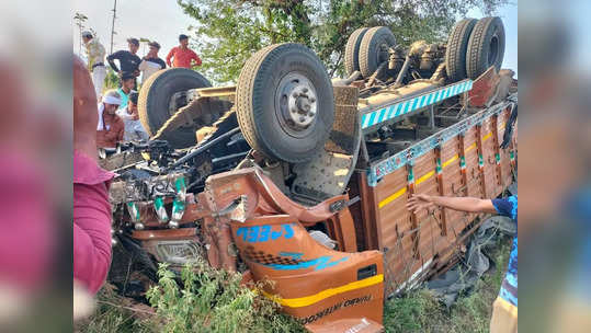 आयशर अन् रिक्षाची समोरासमोर जबर धडक, आयशर पलटी; भीषण अपघातात तिघांचा जागीच मृत्यू