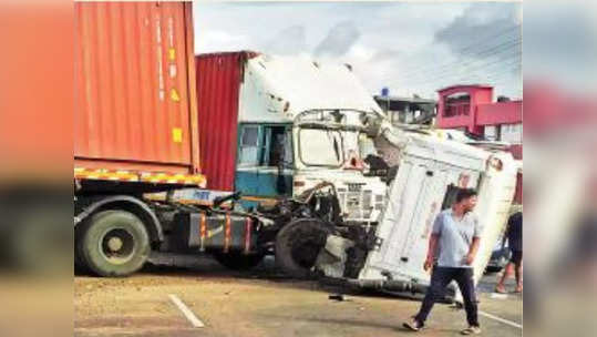 भरधाव कंटेनरची धडक, बस जागेवरच पलटली, कंटेनर दुभाजक तोडून पलीकडे; चिमुकलीसह दोघांचा मृत्यू