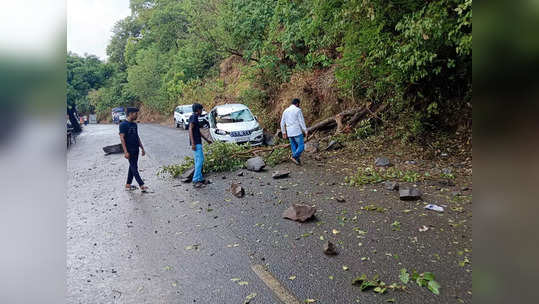 रायगडाच्या पायथ्याजवळ दरड कोसळली, गाड्यांचं नुकसान; पर्यटक बचावले,स्थानिकांची सरकारकडे मोठी मागणी