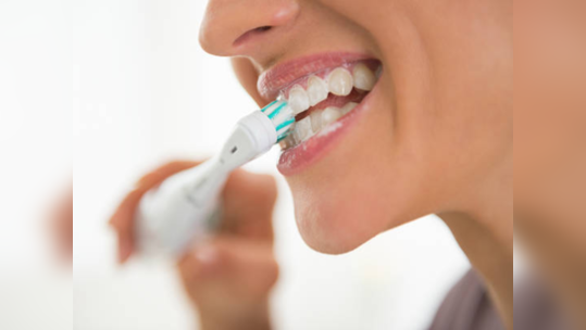 Oral Health : टूथपेस्ट लावण्याअगोदरच ओला करताय ब्रश, दात घासून काहीच फायदा नाही