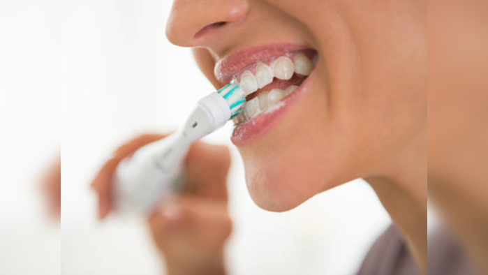 Oral Health : टूथपेस्ट लावण्याअगोदरच ओला करताय ब्रश, दात घासून काहीच फायदा नाही