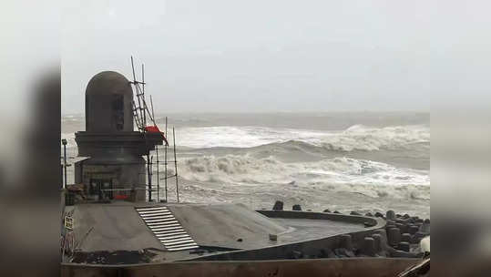 Cyclone Biparjoy : चक्रीवादळ गुजरातला धडकलं, वाऱ्यांचा वेग ताशी १२५ किमी, सौराष्ट्र आणि कच्छला तडाखा