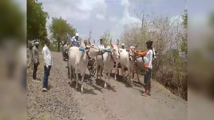 नादुरुस्त रस्त्यावरुन अभियंत्याची वरात