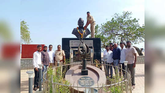 आर. आर. आबांचा लेक शहीद तुकाराम ओंबळे यांच्या स्मारकाची अवस्था पाहून अस्वस्थ, स्वच्छतेचा प्रश्न मांडला अन् ...