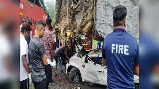 मुंबई - पुणे हायवेवर अपघाताचा थरार, ताबा सुटल्याने कंटेनर थेट पिकअपवर कोसळला; दबल्याने एकाचा मृत्यू