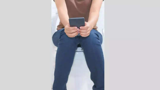 ​Smartphone Use in Toilet : तुम्हीही टॉयलेटमध्ये फोन घेऊन जाता? आताच ही सवय थांबवा नाहीतर...