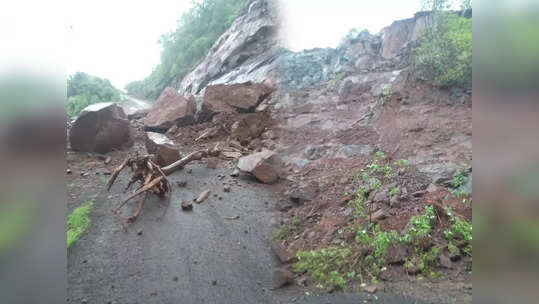 आडराई घाटात दरड कोसळली तीन गावांचा संपर्क तुटला; महाड तालुक्यावर घोंगावतेय दरडींचे संकट