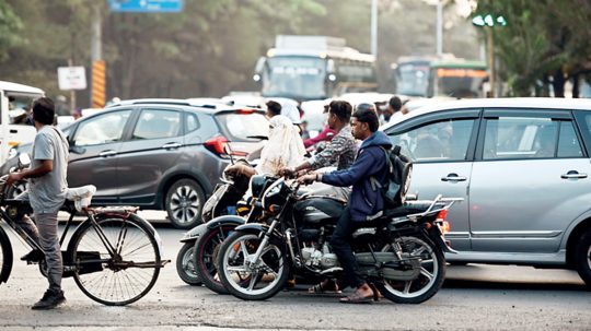 पुणेकरांनो, सिग्नल तोडल्यास आता निघणार फोटो; ट्राफिक पोलिसांचं राहणार बारीक लक्ष, कारण...