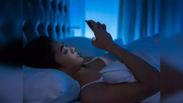 ​रात्रभर फोन वापरत बसता, झोप लागत नाही? तुमच्या स्मार्टफोनमध्ये आजच बदला 'या' सेटिंग्स
