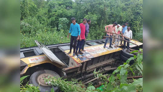 Pune Bus Accident : भीमाशंकरला जाताना एसटीला पुण्यात अपघात, ३५ प्रवाशांसह बस २० फूट खोल कोसळली