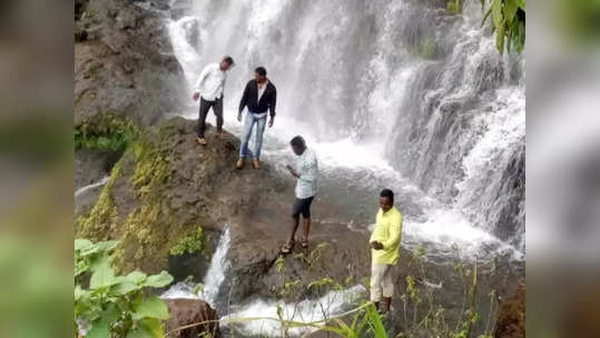 हुल्लडबाजी भोवली; साताऱ्यातील एकीव धबधब्याच्या कड्यावरून कोसळून दोन युवकांचा मृत्यू