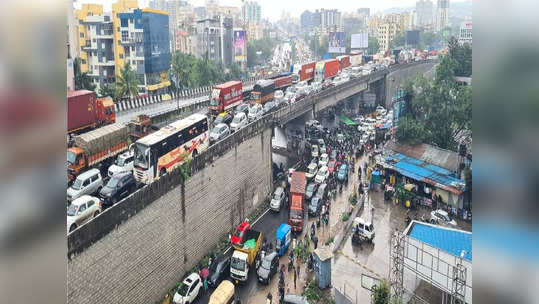 मुंबई-बंगळुरु राष्ट्रीय महामार्गावर वाहतूक कोंडी, पुण्यात तीन किलोमीटरपर्यंत गाड्यांच्या रांगा