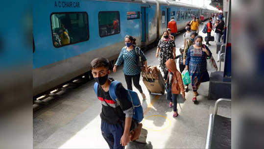 Railway Luggage Rule: रेल्वेने प्रवास करताय? सोबत जास्तीचं सामान घेण्याआधी नियम समजून घ्या, नाहीतर बसेल दंड