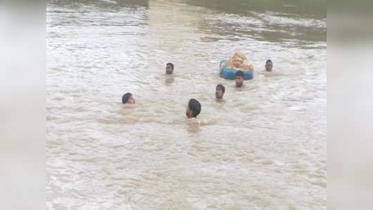 तीन मित्र पोहायला गेले,पाण्याचा अंदाज चुकला अन् दोस्तीचा हात सुटला, दोघांनी जीव गमावला अन् तिसरा...