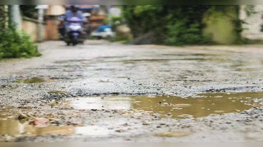 पुणेकरांनो, रस्त्यावरील खड्ड्यांची आता थेट करा महापालिकेकडे तक्रार; या नंबरवर पाठवा फोटो