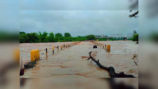 सातपुडा पर्वत रांगांमध्ये ढगफुटी, मुक्ताईनगरमध्ये हाहाकार, मातीचा बंधारा फुटून सहा गावांमध्ये शिरले पाणी