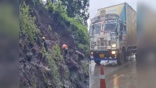 Mumbai Pune Express Way:मुंबई पुणे एक्स्प्रेस वेवर जाळी बसवण्याचे काम सुरू, ट्राफिक ब्लॉक संपला, वाहतूक सुरु