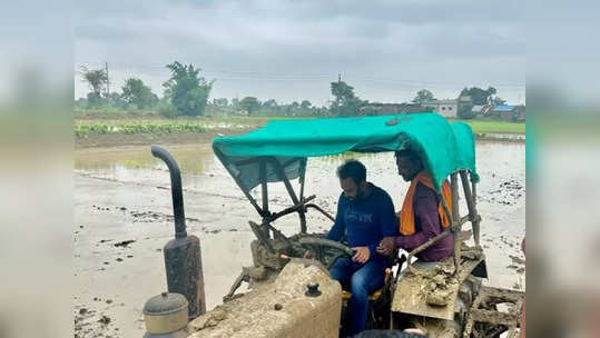 जिल्हाधिकारी थेट शेतकऱ्यांच्या बांधावर; शेतात उतरून लावणी, नंतर ट्रॅक्टर चालवत...